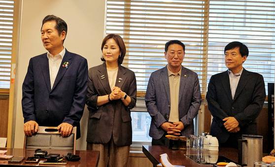 더불어민주당 대표 선거에 출마한 정청래 의원(서울 마포구을)이 7월 14일 오후 대구 동구 신암동의 한 식당에서 당원 간담회에서 참석하고 있다. 왼쪽부터 정 의원, 임오경 의원(경기 광명시갑), 김영환 의원(경기 고양시정), 이성윤 의원(전북 전주시을). 뉴스1