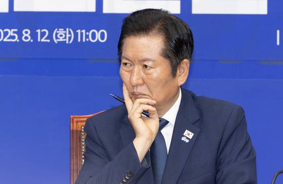 정청래 더불어민주당 대표가 12일 오전 국회에서 열린 상임고문단 간담회에 참석해 고문들의 발언을 듣고 있다. 전민규 기자.