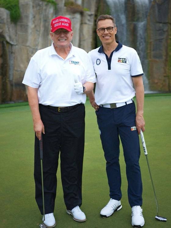 지난 3월 알렉산데르 스투브 핀란드 대통령(오른쪽)이 미국 플로리다주 팜비치에 있는 도널드 트럼프 미국 대통령의 마러라고 리조트 인근 골프장에서 트럼프 대통령과 골프 라운딩을 하는 모습. 로이터=연합뉴스