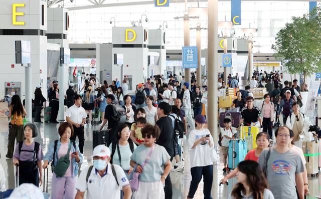 ▲ 지난 8일 오전 인천국제공항 1터미널 면세구역이 해외여행을 떠나는 여행객들로 북적이고 있다. 연합뉴스