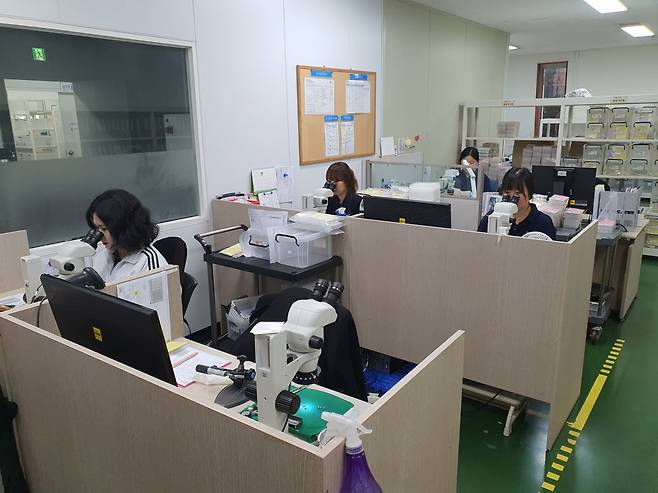 QC팀 직원들이 제품 검사를 하고 있다. 부산=윤현주 기자