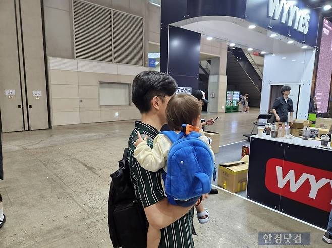 강원영씨(42)가 지난 2일 20개월 된 딸과 함께 피규어와 프라모델을 구경하기 위해 '원더페스티벌'을 찾았다. 사진=박수빈 기자