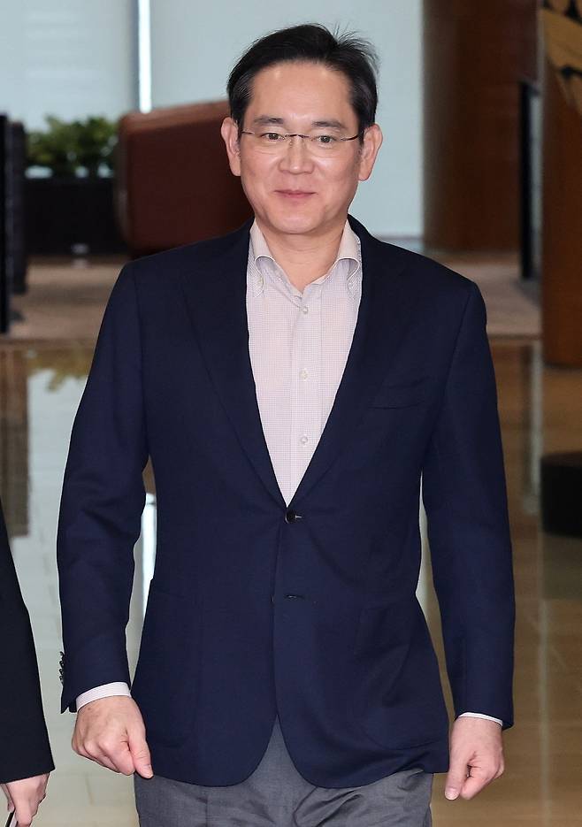 이재용 삼성전자 회장이 4월 9일 일본 출장을 마치고 서울김포비즈니스항공센터(SCBAC)로 귀국하고 있다. 사진=뉴스1