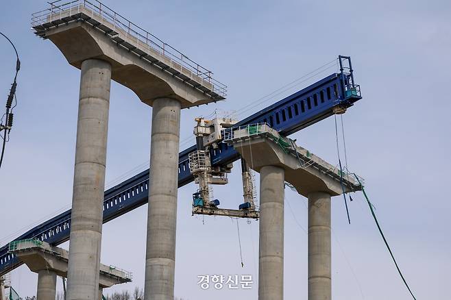 지난 2월25일 서울세종고속도로 안산~용인 구간 연결공사 교량 2단계 작업 중 사고가 교량 일부 구간이 무너져 있다. 이준헌 기자