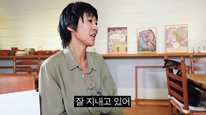 방송인 홍진경이 유튜브 채널 <집 나간 정선희>에 출연해 정선희에게 자신의 이혼 소식을 전하고 있다. 유튜브 채널 <집 나간 정선희> 캡처