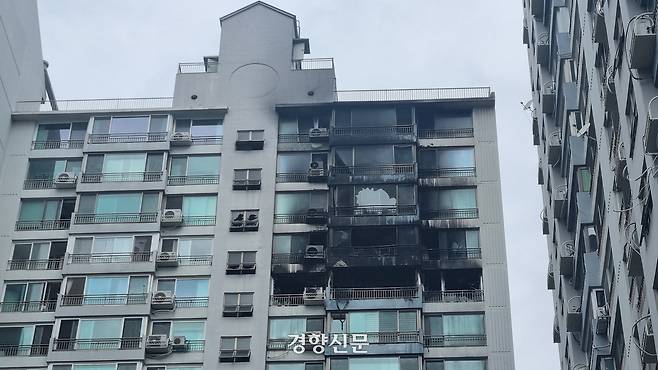 17일 서울 마포구 창전동의 한 아파트에서 불이 나 건물이 검게 그을린 모습. 강한들 기자