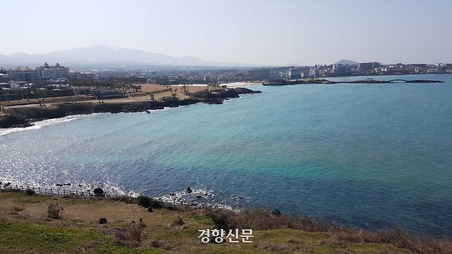 서우봉에서 바라본 제주 함덕해수욕장. 박미라 기자