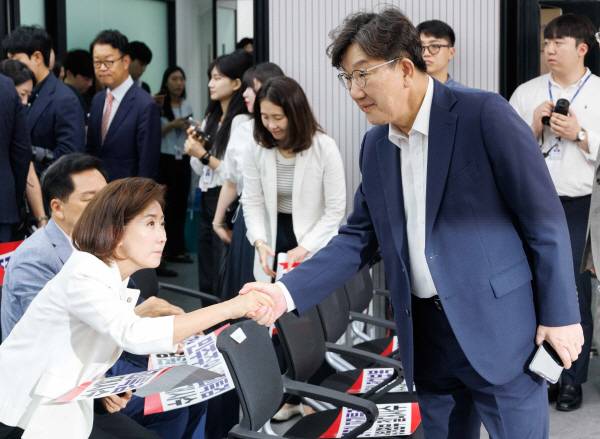 국민의힘 나경원, 권성동 의원이 지난 14일 서울 여의도 중앙당사에서 열린 긴급 의원총회에 참석해 인사하고 있다. 사진공동취재