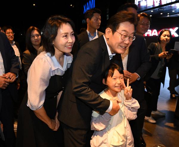 이재명 대통령과 김혜경 여사가 17일 서울 용산CGV에서 ‘독립군:끝나지 않은 전쟁’ 관람 후 한 어린이와 기념촬영을 하고 있다.     이 대통령은 광복 80주년을 기념해 조진웅 배우가 추천한 이 영화를 본다면서 SNS를 통해 신청한 시민들과 동반 관람을 했다. 2025.8.17 [대통령실통신사진기자단]