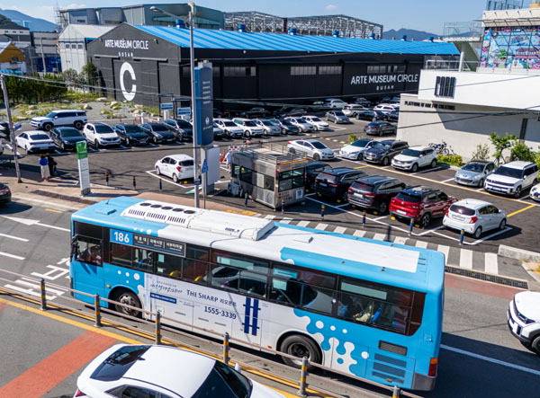 부산 영도구 아르떼뮤지엄 인근에 정차한 186번 버스 모습. 국제신문DB