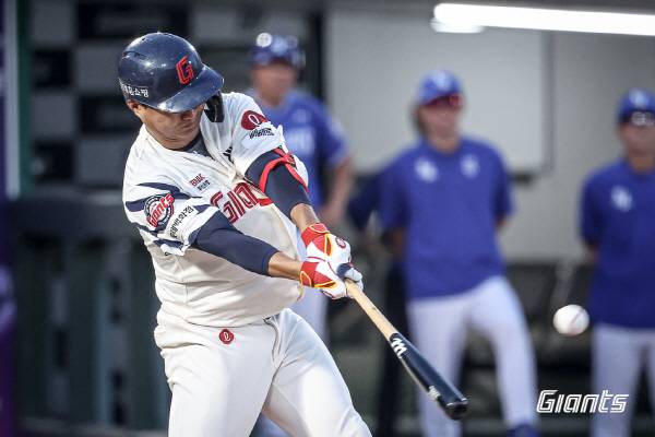 17일 부산 사직구장에서 열린 삼성과 3연전 마지막 경기에서 롯데 손호영이 4회 팀의 첫 안타를 치고 있다. 롯데 자이언츠 제공