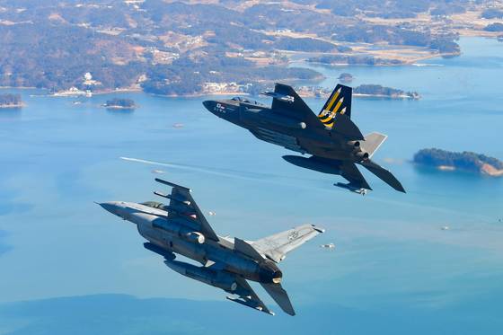 The KF-21, right, and the KF-16t, left during a test flight on Feb. 19, 2025 [KOREAN AIR FORCE]