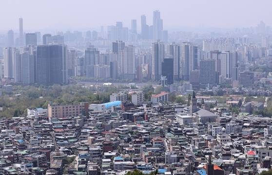 Apartment complexes and multiunit houses are seen together in Seoul on April 28. [NEWS1]