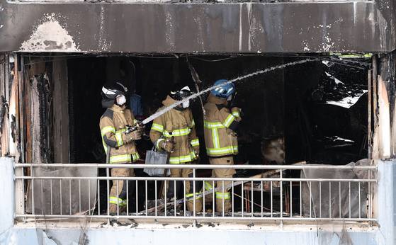 Firefighters put out a fire in an apartment building in Changjeon-dong, Mapo District, western Seoul, on Aug. 17. [YONHAP]