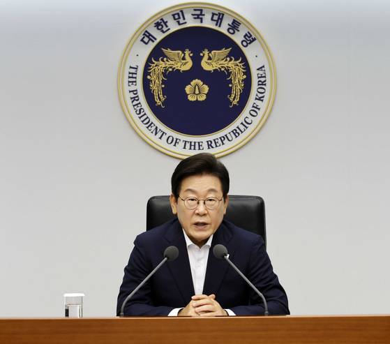 President Lee Jae Myung speaks at a senior secretary meeting on Aug. 14 at the presidential office in Yongsan District, central Seoul. [JOINT PRESS CORPS]