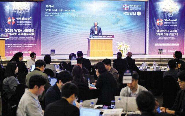 굿윌 샤나(가운데) 세계복음주의연맹(WEA) 의장이 지난 5월 서울 여의도 국민일보빌딩에서 열린 WEA 서울총회 프리서밋 국제 심포지엄에서 메시지를 전하고 있다. 국민일보DB