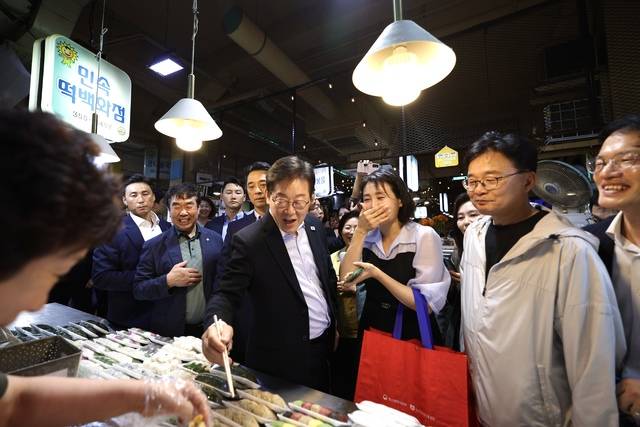 17일 이재명 대통령과 김혜경 여사가 대통령실 참모진들과 함께 서울 은평구 소재 전통시장인 '연서시장'을 깜짝 방문했다. 대통령실 제공.