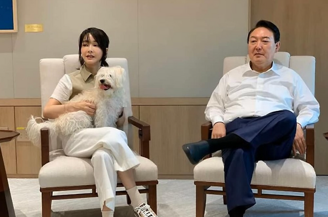 윤석열 대통령과 김건희 여사가 반려견과 함께 시간을 보내는 모습 / 사진=페이스북 '건희사랑' 캡처