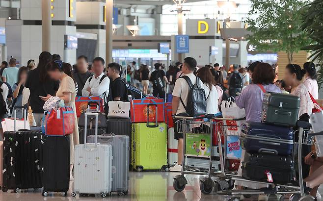 여름휴가 성수기인 지난 3일 인천국제공항 제1여객터미널 출국장이 해외로 출국하는 여행객들로 붐비고 있다. [사진 = 연합뉴스]