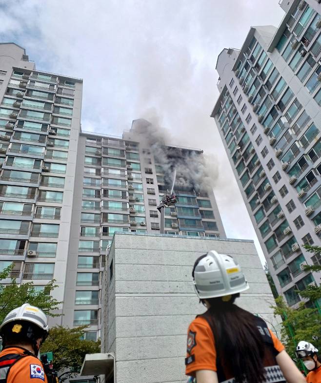 17일 오전 서울 마포구 창전동의 한 20층짜리 아파트 14층에서 화재가 발생해 소방대원들이 진화 작업을 벌이고 있다. [뉴스1]