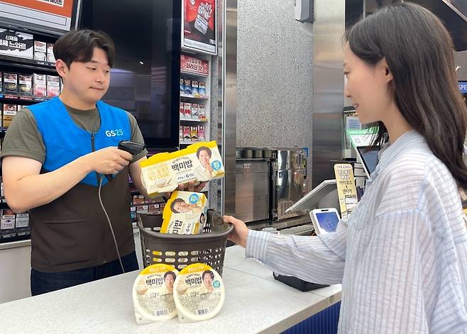 기존 즉석밥 대비 반값(개당 1000원) GS25 ‘혜자백미밥’.