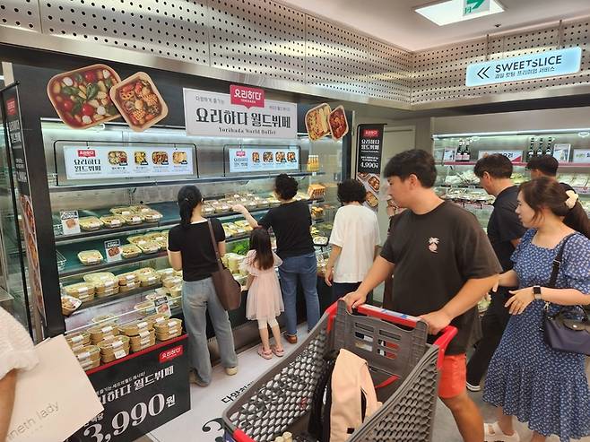 롯데마트 델리 식품 ‘요리하다 월드뷔페’는 직장인 평균 점심값이 1만원을 넘어선 가운데 50% 이상 저렴한 가격으로 소비자에게 큰 인기를 끌고 있다.