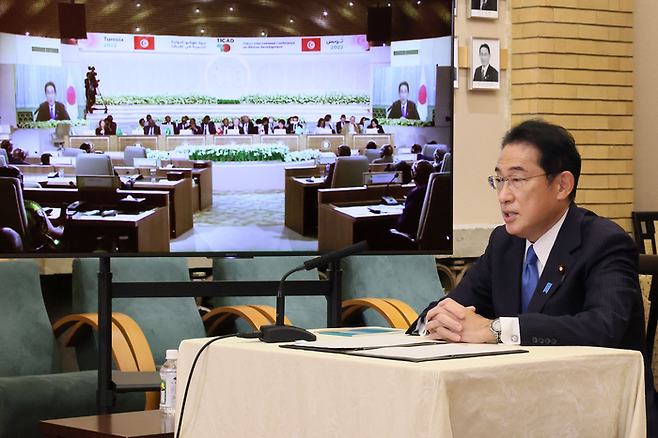 2022년 튀니지에서 열린 제8회 아프리카개발회의에서 화상으로 개회식 연설을 하고 있는 기시다 후미오 전 총리. [내각부]