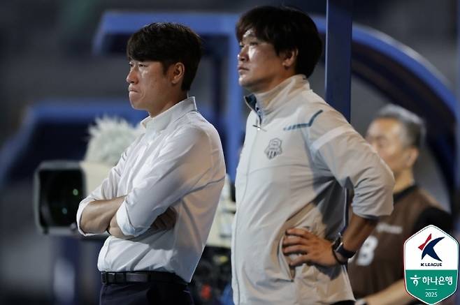 수원 FC 김은중 감독(사진 왼쪽). 사진=한국프로축구연맹