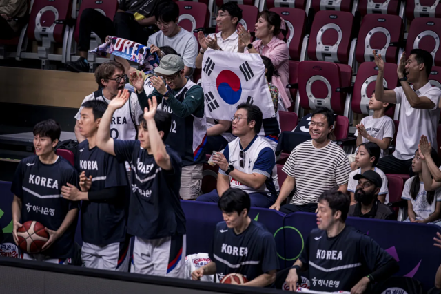 ‘소후닷컴’은 “최근 열린 대한민국과의 경기에서 팬들은 ‘중국은 가오스옌을 어디서 데려왔나?’라고 외쳤다. 일부는 감정을 주체하지 못해 ‘다시는 경기를 하지 않겠다’고 위협했다. 이번 논란은 경쟁 스포츠에서 흔히 나타나는 ‘패배 후 분노 표출’ 현상을 드러낸다. 그리고 선수의 가치, 경쟁 정신에 대한 성찰을 불러일으켰다”고 이야기했다. 사진=FIBA 제공