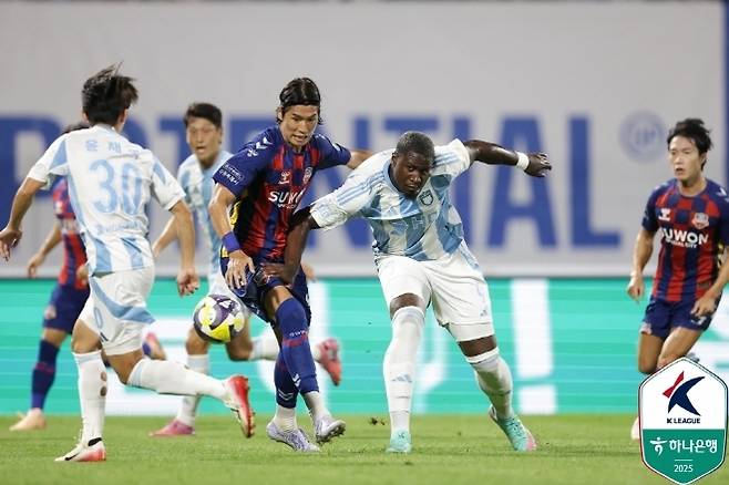 Malcolter (right). Photo = Korea Professional Football Federation