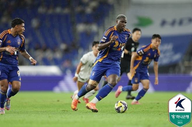 Malcolm wearing Ulsan HD uniforms in this summer. Photo = Korea Professional Football Federation
