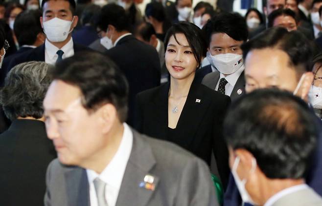 [서울=뉴시스] 전신 기자 = 김건희 특별검사팀은 서희건설이 김건희 여사가 지난 2022년 6월 해외 순방 당시 착용했다가 재산 신고 누락 논란이 불거졌던 '반 클리프 앤 아펠' 목걸이를 직접 구매해 김 여사에게 전달했다는 자수서를 받았다고 12일 밝혔다.  사진은 지난 2022년 6월 29일(현지시간) 스페인 동포 초청 만찬간담회에 참석한 김 여사. 2025.08.12. photo1006@newsis.com /사진=전신