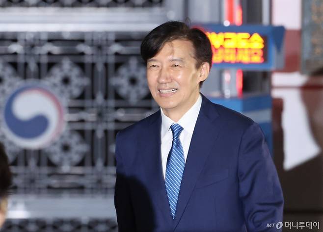 [서울=뉴시스] 배훈식 기자 = 조국 전 조국혁신당 대표가 15일 오전 서울 구로구 서울남부교도소에서 광복절 특사로 출소하며 환하게 웃고 있다. 2025.08.15. dahora83@newsis.com /사진=배훈식