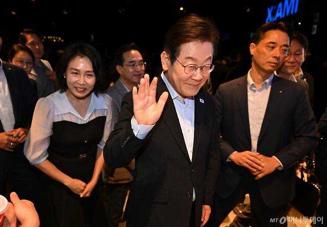 [서울=뉴시스] 최동준 기자 = 이재명 대통령과 김혜경 여사가 17일 서울 용산구 CGV에서 영화 '독립군:끝나지 않은 전쟁'을 관람한 뒤 상영관을 나서며 시민들과 인사하고 있다. 2025.08.17. photocdj@newsis.com /사진=