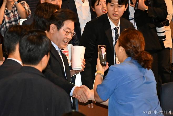 [서울=뉴시스] 최동준 기자 = 이재명 대통령이 17일 서울 용산구 CGV에서 영화 '독립군:끝나지 않은 전쟁'을 관람 하기 위해 상영관에 입장하고 있다.   이 대통령은 광복 80주년을 기념해 SNS를 통해 함께 관람을 원하는 국민 신청을 받아 동반 관람했다. 2025.08.17. photocdj@newsis.com /사진=