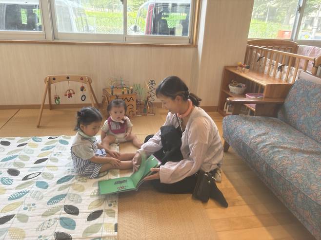 지난 7일 일본 도쿄에서 약 600㎞ 떨어진 오카야마현 나기초(奈義町)에 위치한 육아 지원시설인 '차일드홈'. 지역에서 아이를 키우는 부모라면 누구든 아이들을 맡길 수 있다. 이날 딸 2명과 차일드홈에 방문한 다케모토 나오미씨는 "첫째 아이는 생후 3개월 때부터 이곳에서 신세를 졌다"며 "아이를 낳고 육아 걱정이 많았지만 같은 나이대의 엄마들과 만나 이야기를 나누며 자연스럽게 어려움을 극복할 수 있었다"고 말했다. / 사진=김인한 기자