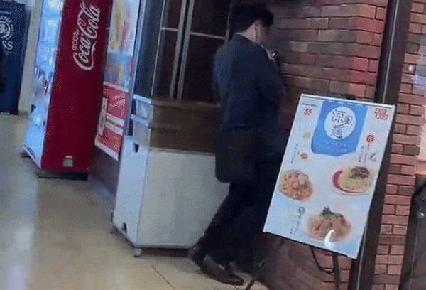 일본의 한 지하철역에서 음란행위하는 남성의 모습이 목격돼 충격을 안기고 있다. 사진은 일본 삿포로역 한 도넛 가게 앞에서 음란행위를 하는 남성의 모습. /사진=엑스(X·옛 트위터) 캡처