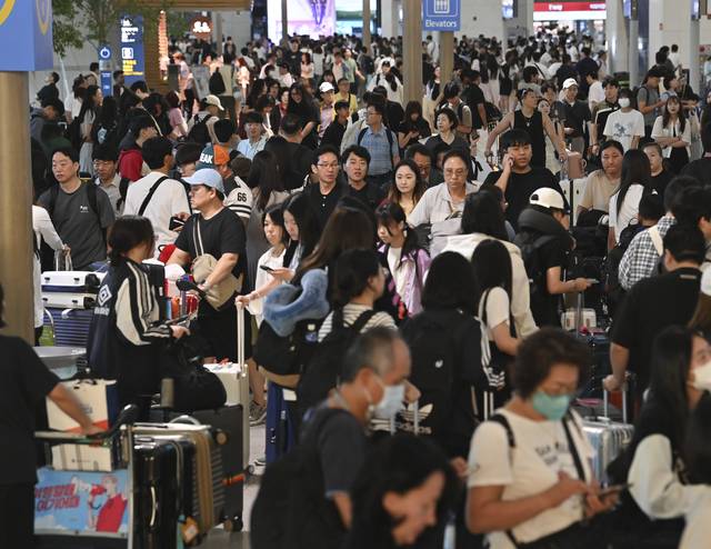 지난달 25일 오전 인천국제공항 제1여객터미널 출국장이 여행객들로 붐비고 있다. 백동현 기자