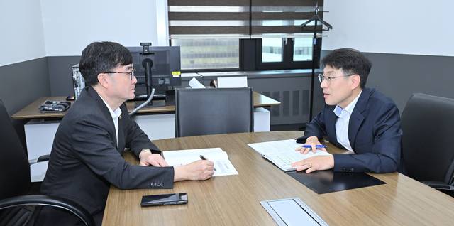 김정기(오른쪽) 대구시장 권한대행 행정부지사가 지난 14일 임기근 기획재정부 제2차관을 만나 대구경북신공항 건설사업 등 국비 지원을 요청하고 있다. 대구시청 제공