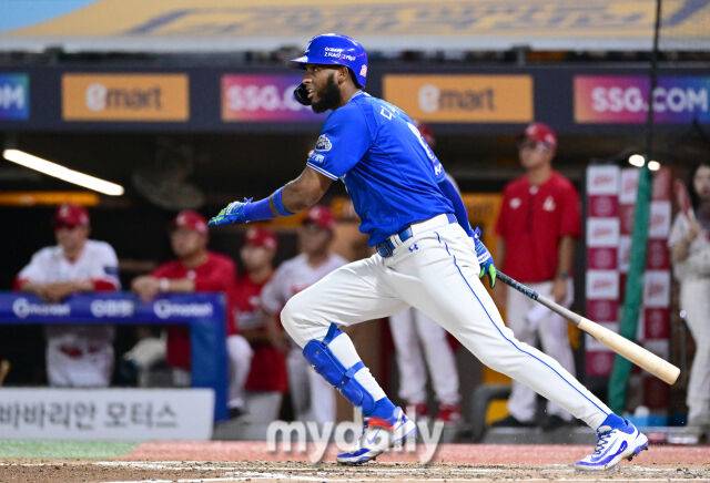 2025년 8월 7일 오후 인천 SSG랜더스필드에서 열린 '2025 신한 SOL뱅크 KBO 리그' 삼성 라이온즈와 SSG랜더스의 경기 삼성 디아즈가 7회초 1사 후 유격수 땅볼을 치고 있다./마이데일리