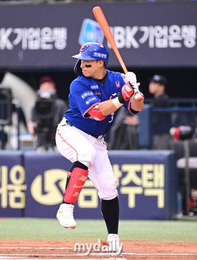 2025년 8월 9일 오후 서울 잠실구장에서 열린 '2025 신한 SOL뱅크 KBO 리그' 한화 이글스와 LG 트윈스의 경기한화 손아섭이 1회초 선두타자로 나와 타격을 준비하고 있다./마이데일리