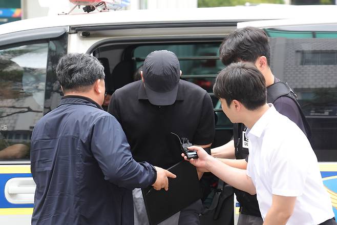 지난달 30일 경기도 의정부시 가능동 의정부지방법원에서 강도상해 혐의로 구속영장이 청구된 30대 농협 직원 A씨가 구속 전 피의자 심문을 위해 법정으로 이동하고 있다. [연합]