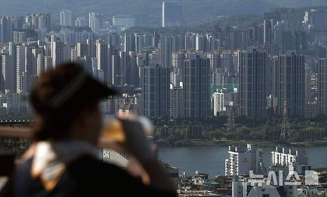 [서울=뉴시스] 조성우 기자 = 지난달 11일 오전 서울 남산에서 강남 지역의 아파트 단지가 내려다보이고 있다. 2025.08.17. xconfind@newsis.com