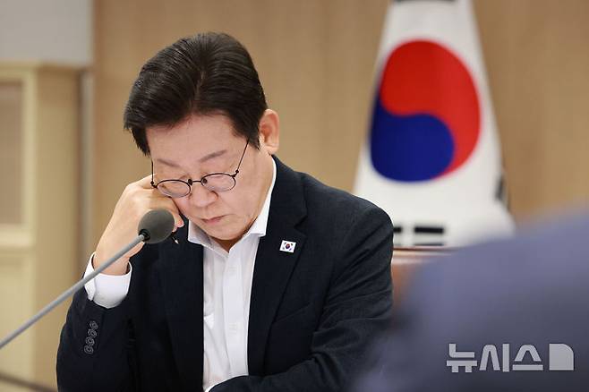 [서울=뉴시스] 고범준 기자 = 이재명 대통령이 지난 13일 서울 용산 대통령실 청사에서 열린 나라재정 절약 간담회에서 자료를 살펴보고 있는 모습. 2025.08.13. bjko@newsis.com