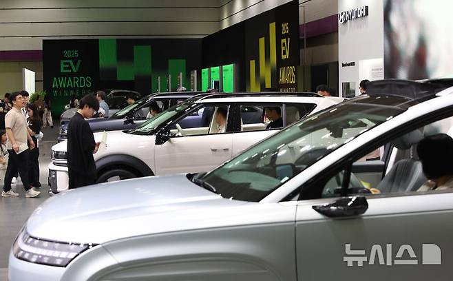 [서울=뉴시스] 김금보 기자 = 지난 6월 3일 코엑스에서 열린 'EV트렌드코리아 2025'에 다양한 전기차가 전시돼있다. 2025.06.03. kgb@newsis.com