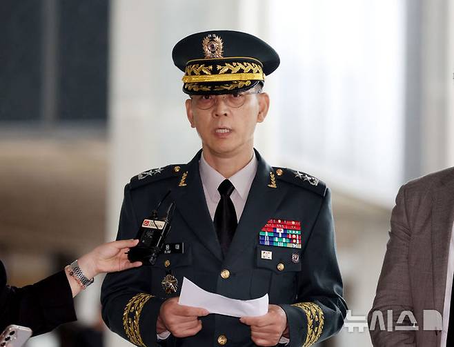 [서울=뉴시스] 김진아 기자 = 김용대 드론작전사령관이 지난달 17일 서울 서초구 서울고등법원에 마련된 조은석 내란 특검 사무실에 피의자 신분으로 출석, 입장을 밝히고 있다. 2025.07.17. bluesoda@newsis.com