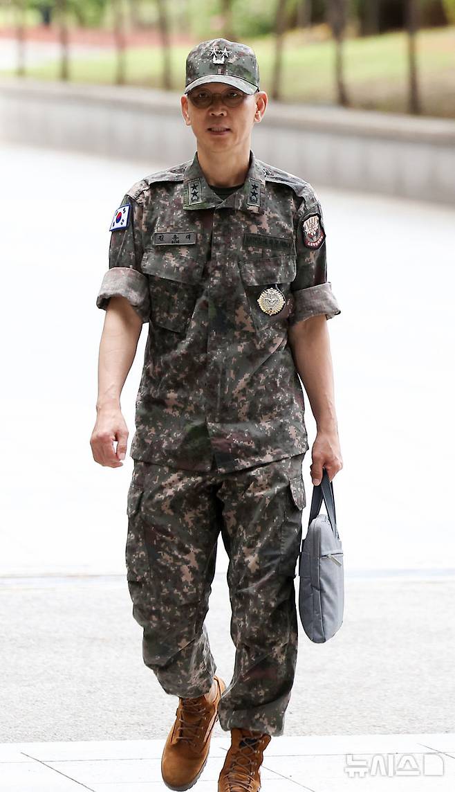 [서울=뉴시스] 김선웅 기자 = 평양 무인기 침투 관여 의혹을 받는 김용대 전 드론작전사령관이 17일 서울 서초구 서울고등검찰청에 위치한 내란특검에서 진행되는 피의자 조사에 출석하고 있다. 2025.08.17. mangusta@newsis.com