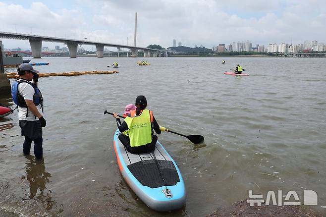 [서울=뉴시스] 권창회 기자 = 17일 서울 마포구 난지한강공원에서 시민들이 2025 한강페스티벌의 일환인 '카약 타Go, 패들보드 타Go' 행사를 즐기고 있다. 2025.08.17. kch0523@newsis.com