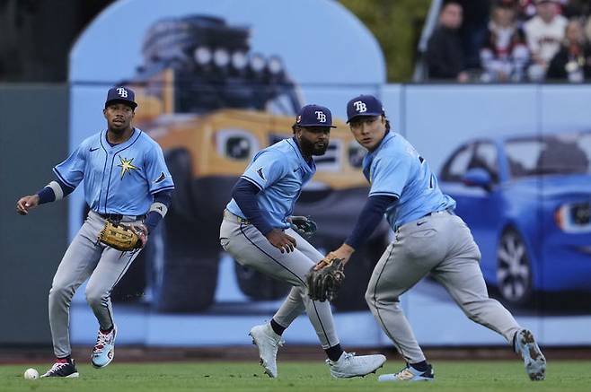 [샌프란시스코=AP/뉴시스] 탬파베이 레이스 유격수 김하성(오른쪽)이 16일(현지 시간) 미국 캘리포니아주 샌프란시스코의 오라클파크에서 열린 2025 메이저리그(MLB) 샌프란시스코 자이언츠와의 경기 6회 동료의 실책 이후 상대 주자를 살펴보고 있다. 2025.08.17.