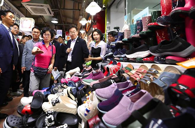 이재명 대통령과 김혜경 여사가 17일 서울 은평구 연서시장을 방문해 매장을 둘러보고 있다. 대통령실 제공